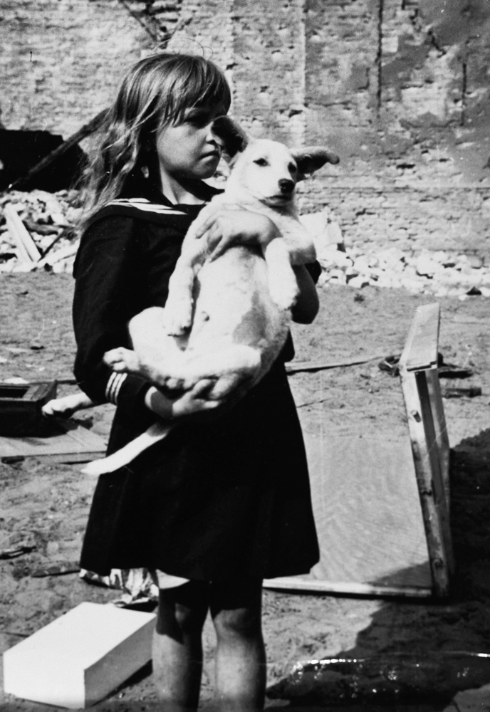 Kislány kutyájával Varsó Praga városrészében