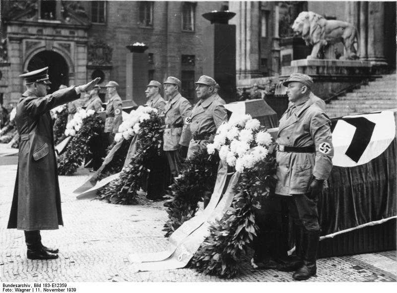Bundesarchiv_Bild_183-E12359,_München,_Adolf_Hitler_vor_Feldherrenhalle.jpg
