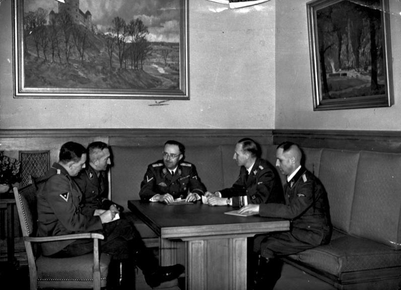 Bundesarchiv_Bild_183-R98680,_Besprechung_Himmler_mit_Müller,_Heydrich,_Nebe,_Huber.jpg