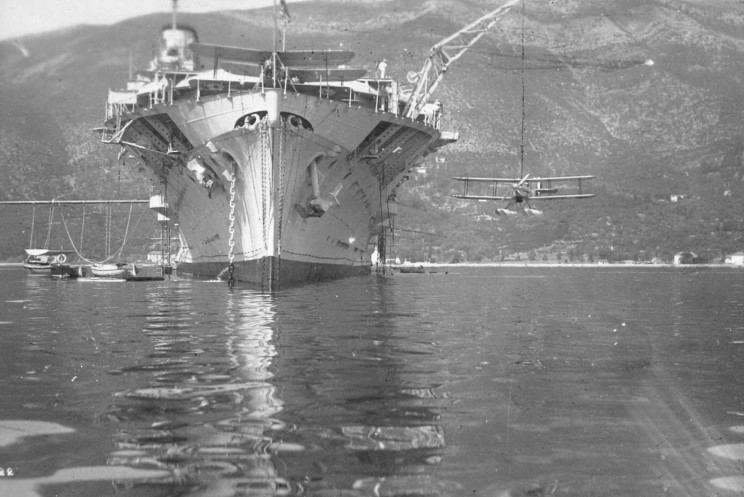 HMS_Courageous_1929_Jugoszlavia.jpg