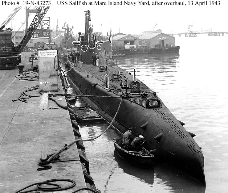 Az 1943-ban felújított USS Sailfish. A bekarikázott részek mutatják a felújított részeket.