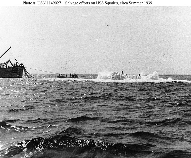 Az első, sikertelen kiemelési kísérlet során az elszabadult levegővel megtöltött pontonok kiemelik a USS Squalus orrát, majd a hajó visszasüllyed a tengerfenékre.