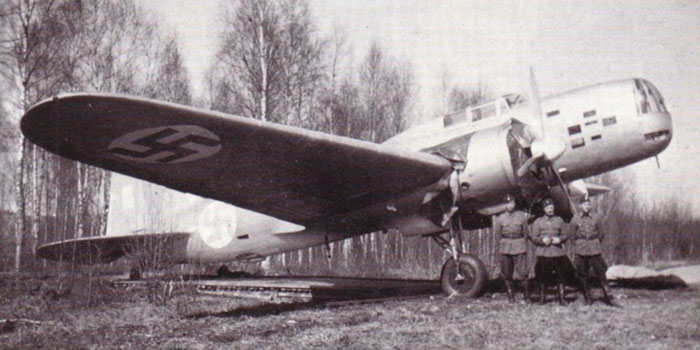 A téli háborúban zsákmányolt Iljusin DB-3 közepes bombázó már finn felségjelzéssel.
