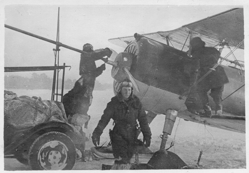 Szovjet Polikarpov I-15bis vadászgép karbantartása a téli háború során.