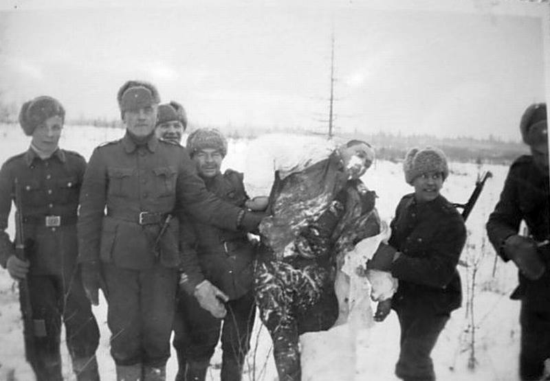 Finn katonák egy összefagyott szovjet katona holttestével.