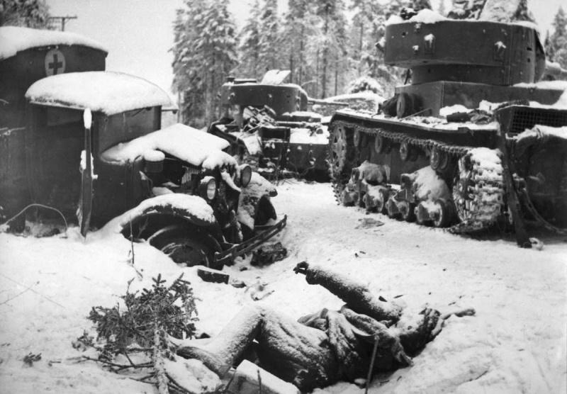 Halott szovjet katona és kilőtt T-26 harckocsik