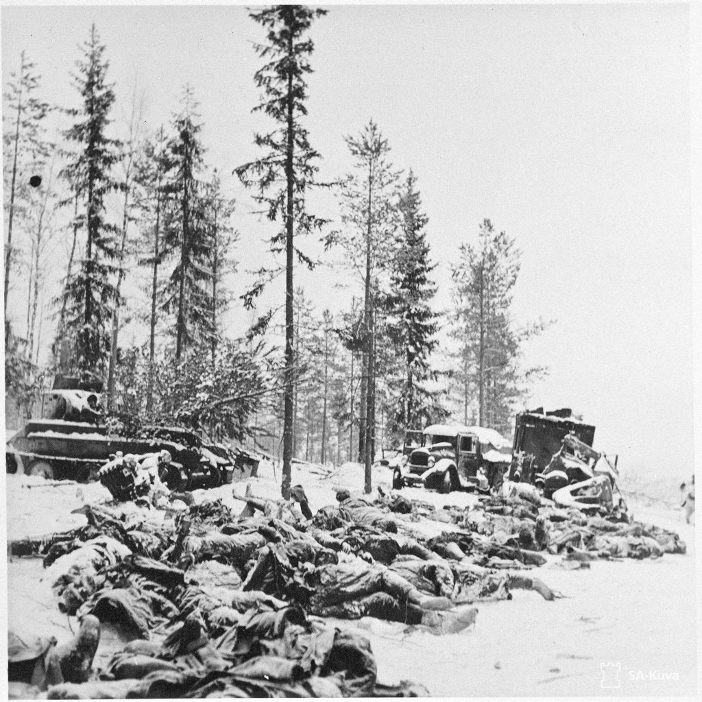 Halott szovjet katonák és szétlőtt haditechnika