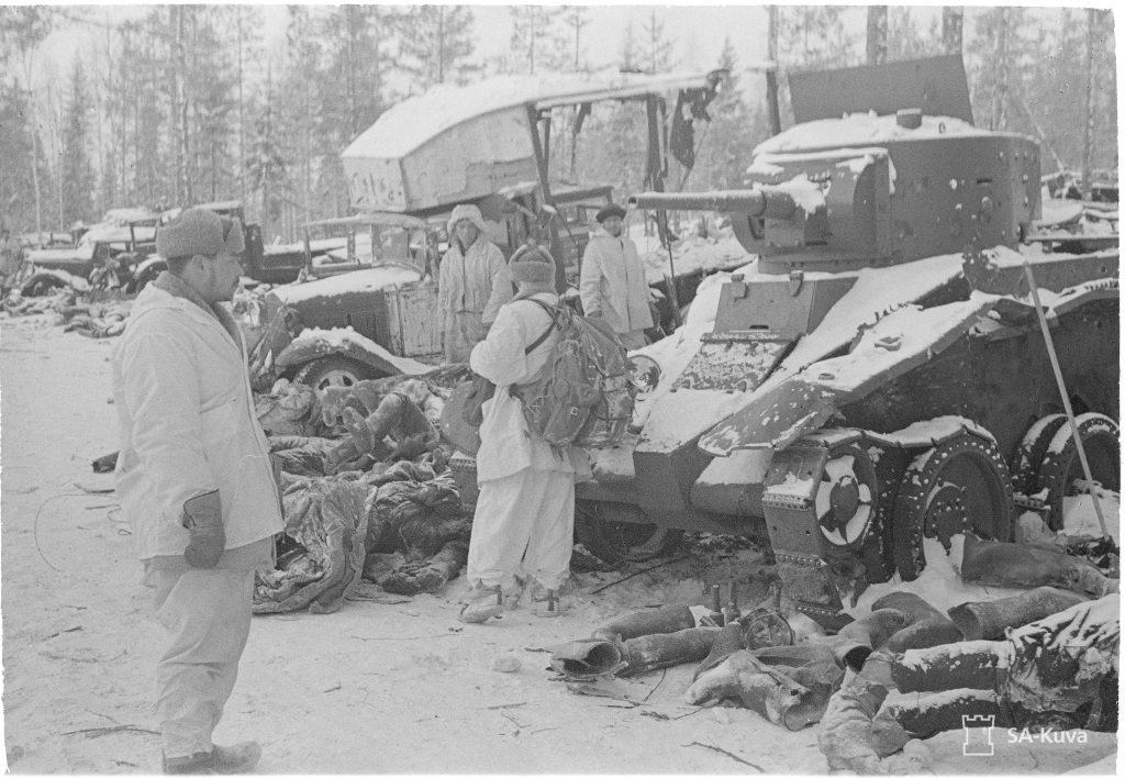 Finn katonák halott szovjet katonák és harceszközeik között