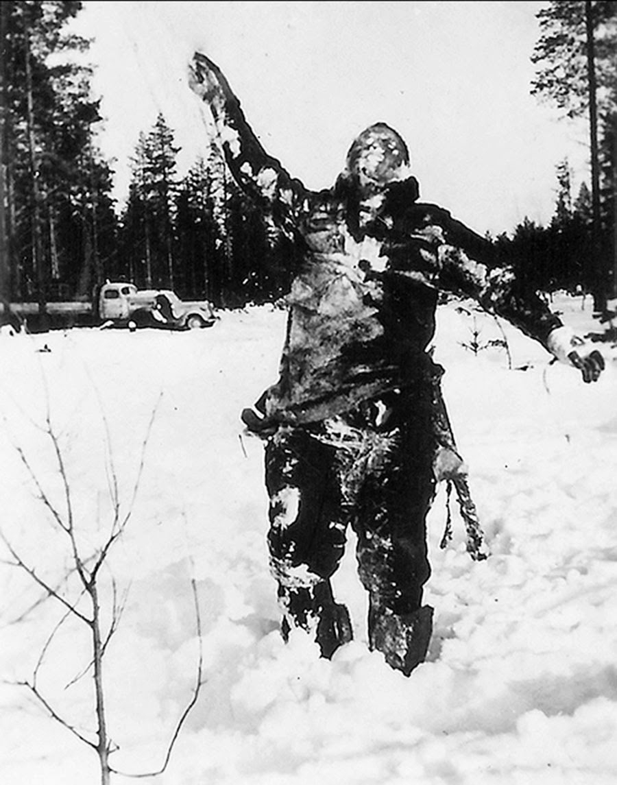 A halott, összefagyott szovjet katonák holttesteit gyakran állították ki a finnek a front közelében elrettentésül a szovjeteknek.
