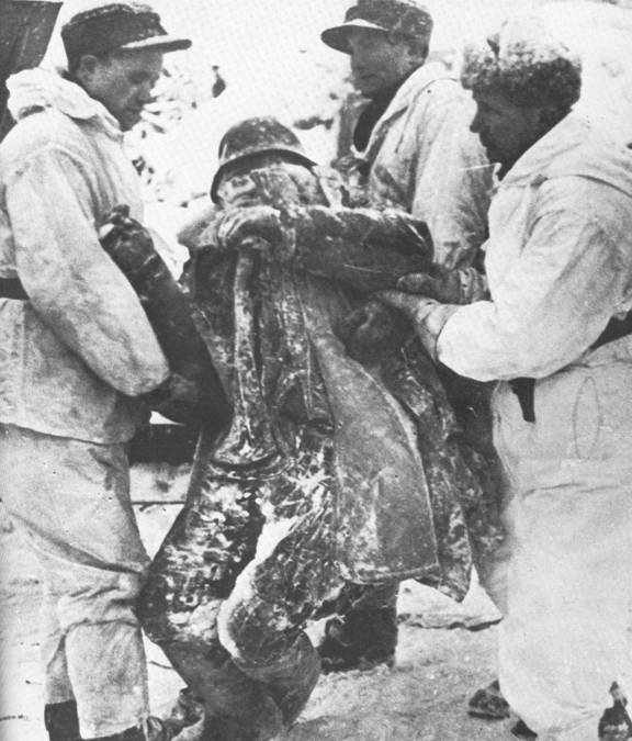 Finn katonák egy összefagyott szovjet katona holttestével.