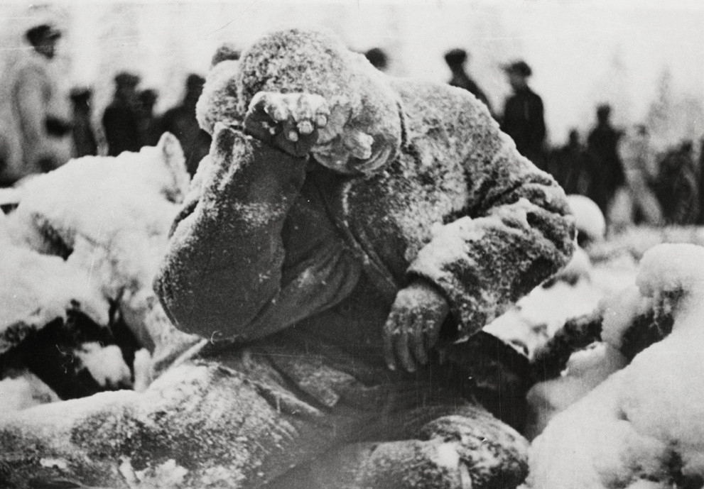 Halálra fagyott szovjet katona. Az akár -40 fokos hidegben egy könnyebb sérülés is halálossá vált, ha a katona nem tudott időben meleg helyre jutni.