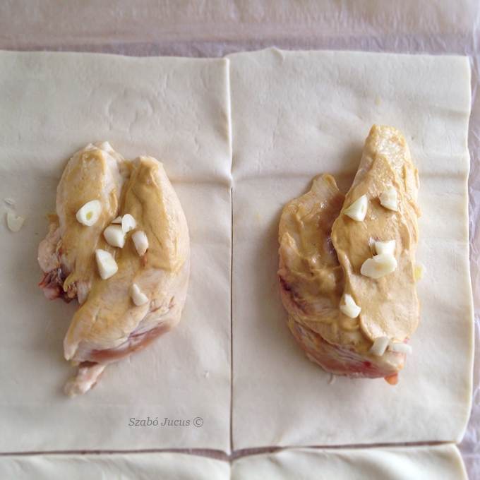 Werk tavaszi spenótos csirkebatyuk: kenjük be mustárra a csirkét, és szórjuk meg a fokhagymával.