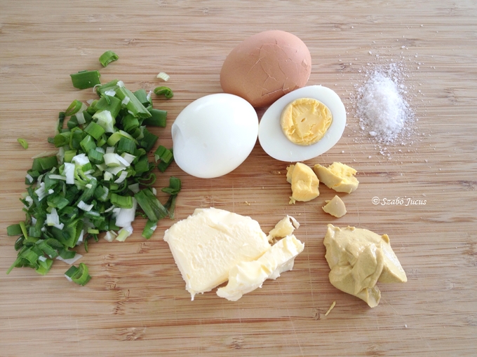 Az 5 hozzávaló: főtt tojás, újhagyma, vaj, mustár, só