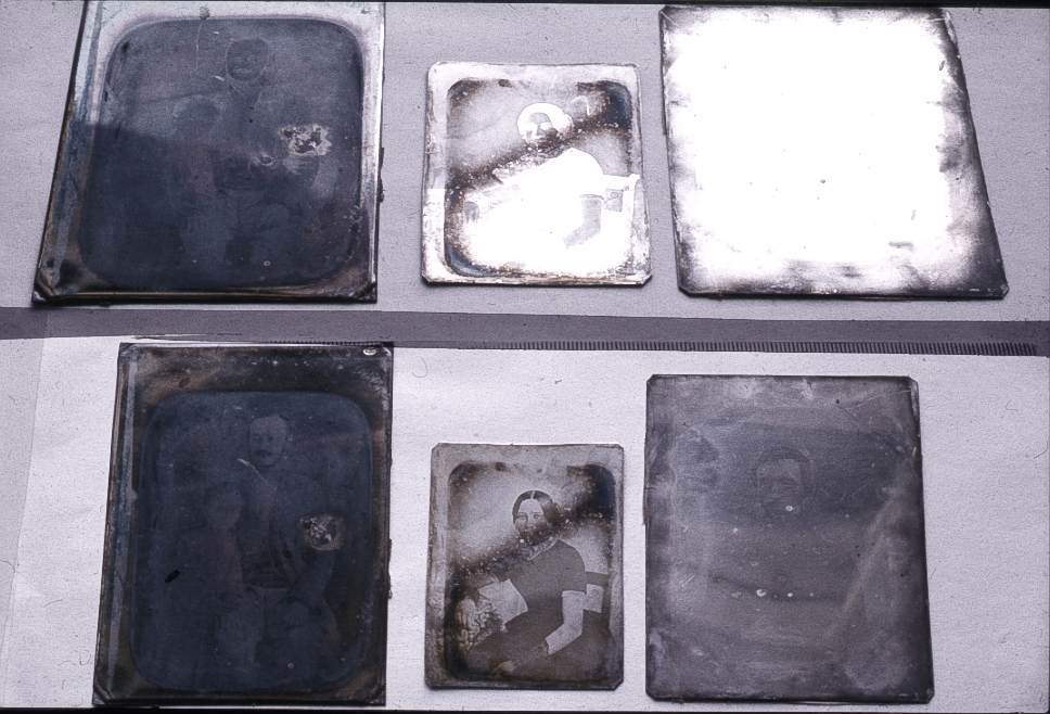 Oxidált, jó állapotú és kémiailag restaurált dagerrotípia.
