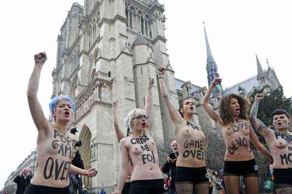 Femen-Notre-Dame-Katedral-1.jpeg