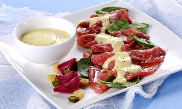 Ricette-d-estate-carpaccio-con-crema-di-crescenza_h_partb.jpg