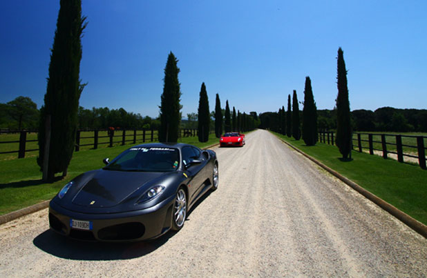 Több milliós luxusutak Vespa robogóval és Ferrari kabrióval