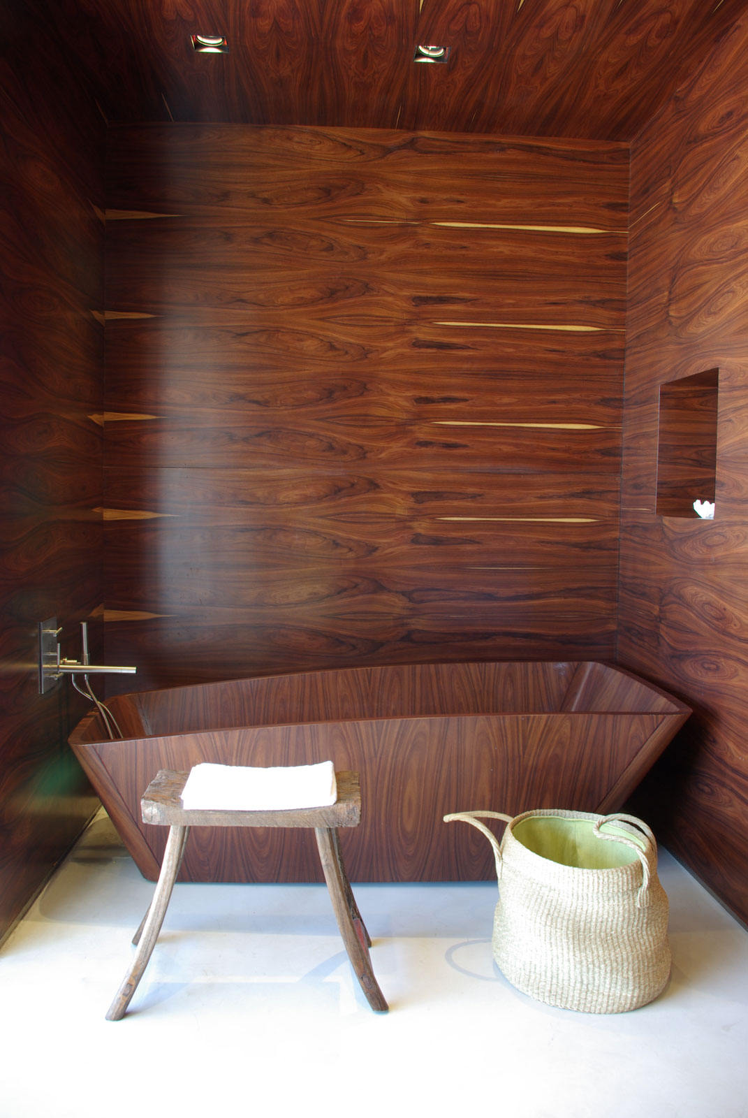 Estancia-Vik-Jose-Ignacio-Master-Suite-Wood-Bathtub-at-IDEASGN.jpg