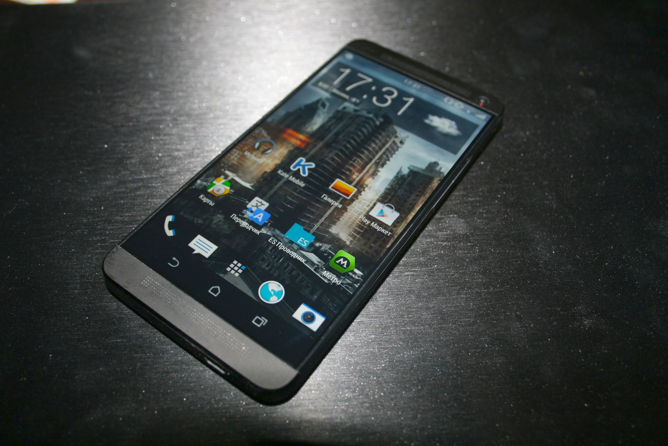 HTC-One-Plus-M8-front-2.jpg
