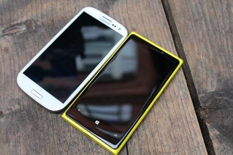 Samsung-Galaxy-S3-vs-Nokia-Lumia-920-Design.jpg