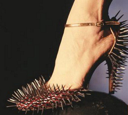 www_instablogsimages_com_images_2007_05_27_high-heeled-sandals-with-killer-thorns_2263.jpg
