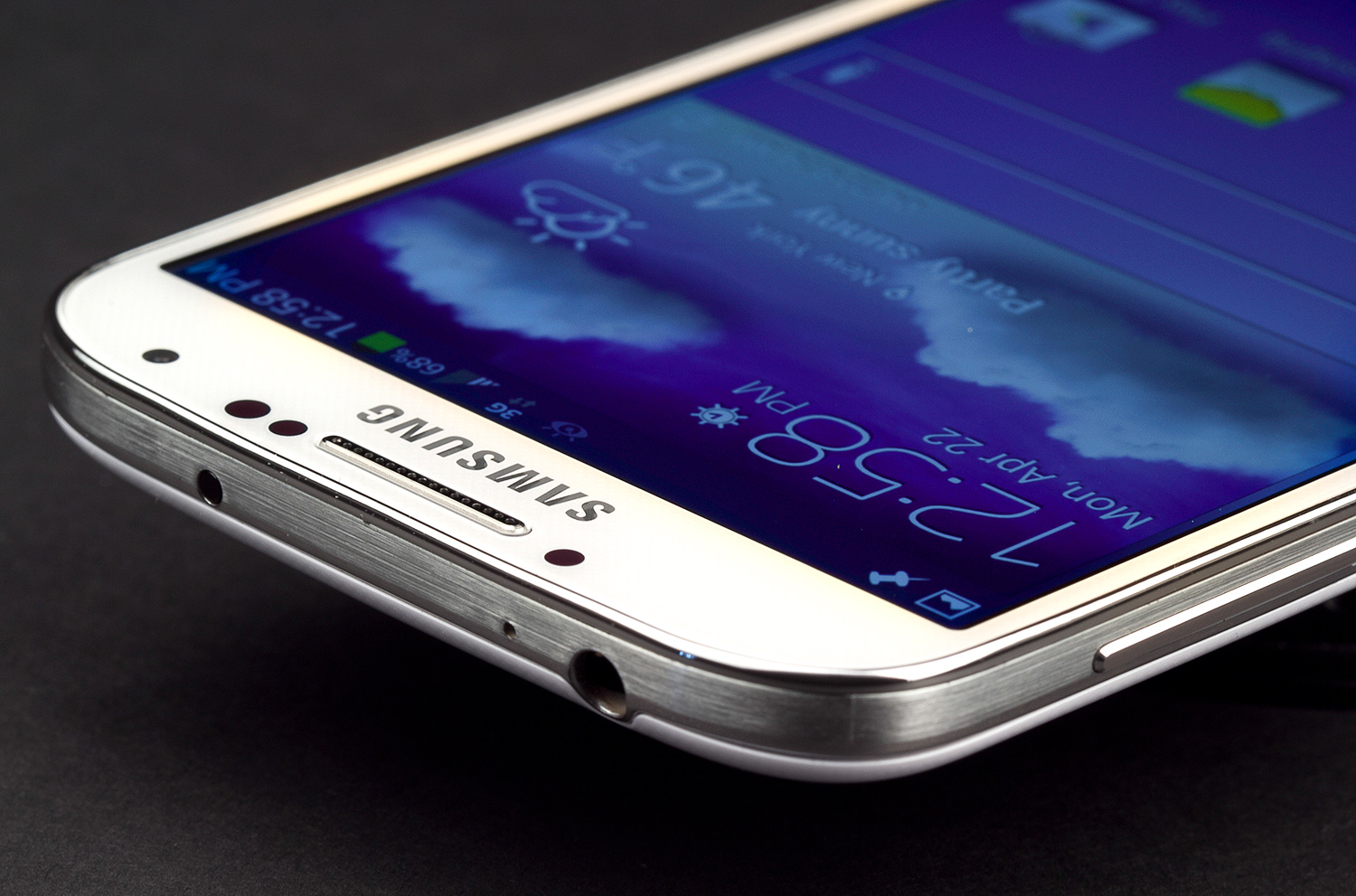 samsung-galaxy-s4-polycarbonate-body-macro1.jpg