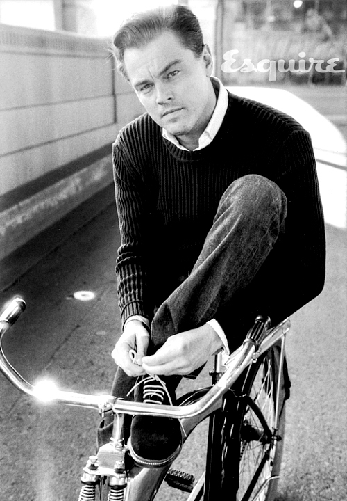 Leonardo DiCaprio az Esquire magazinban bringázik