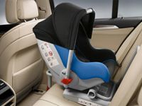 Kétéves korig biztonságosabb a babáknak az autóban menetiránynak háttal