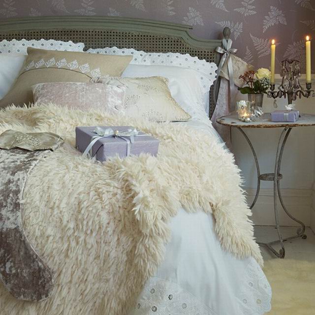 romantic-bedrooms-cushions1.jpg