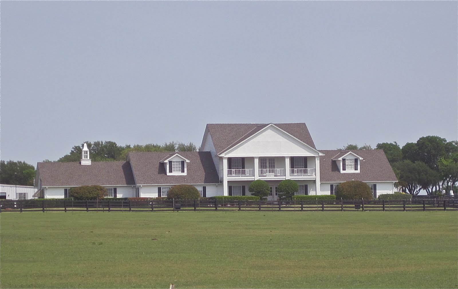 Dallas_sorozat_Ewing_haz_Southfork_Ranch_550_negyzetmeter_Szijjarto_villa_700_negyzetmeter.png