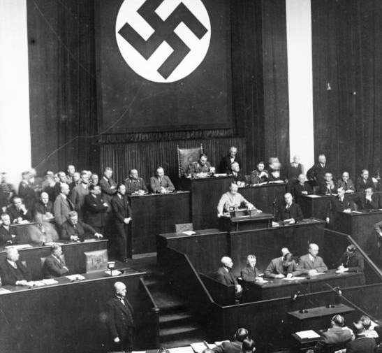 Hitler_felhatalmazasi_torveny_beszed_Kroll_operahaz.png