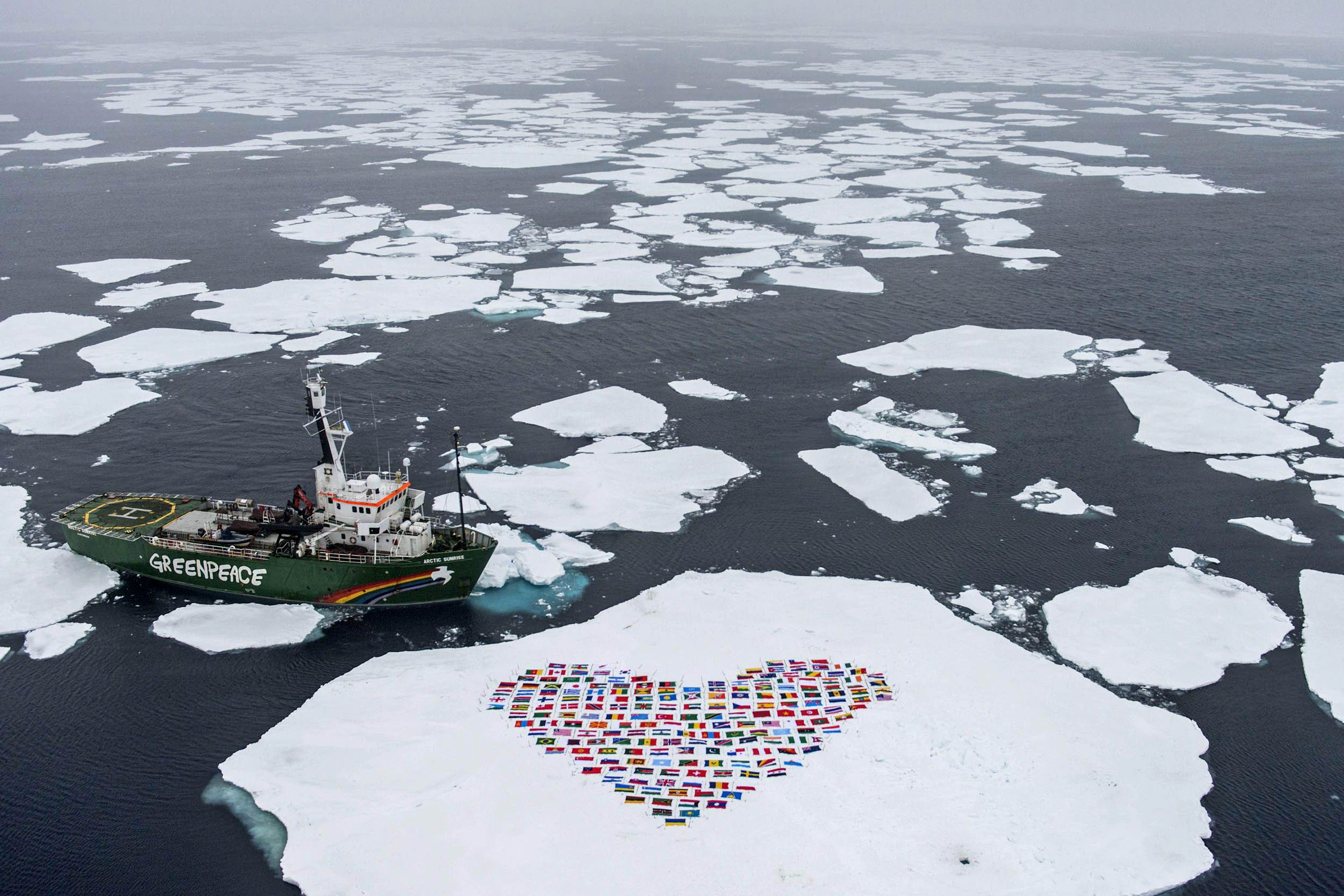 arctic-ocean-greenpeace-heart_gre01_31416721.jpg