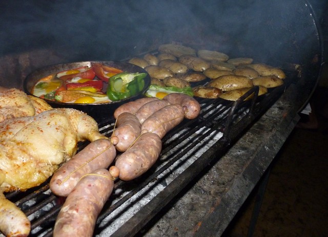 Asado, vagyis szabad tüzön sütött hús Argentínában.JPG
