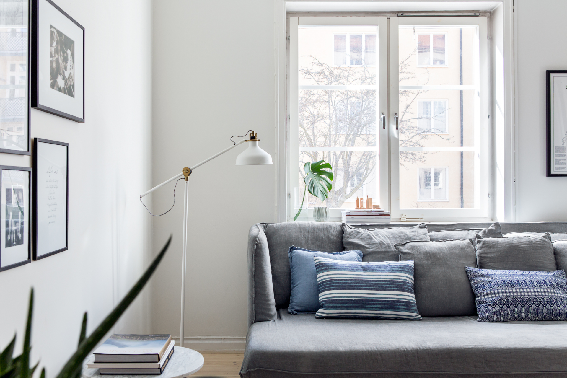 Szürke és arany harmóniája industrial furniture Szürke fehér nappali