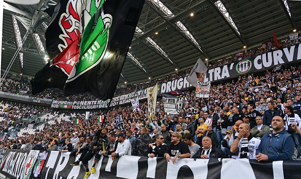 Elképesztő hangulatot varázsolt a Curva Sud a Milan elleni rangadón