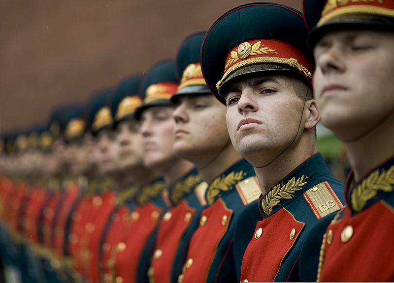 800px-Russian_honor_guard_at_Tomb_of_the_Unknown_Soldier,_Alexander_Garden_welcomes_Michael_G._Mullen_2009-06-26_2.jpg