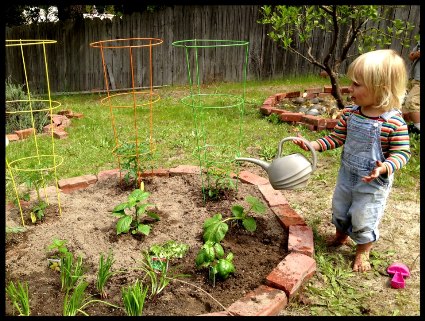 Kertészkedő kisgyerek