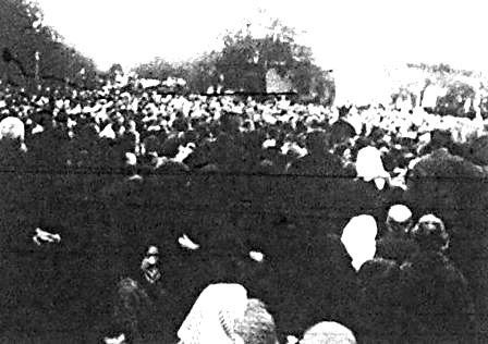 27399_tizezerre_meno_gyaszolo_tomeg.jpg
