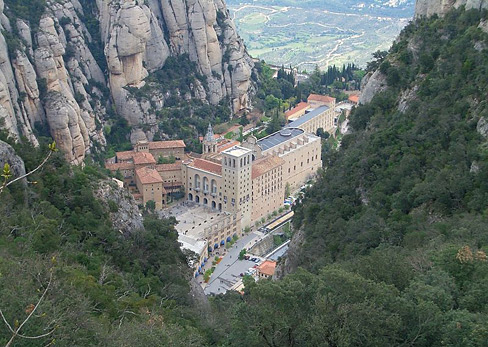 800px-Montserrat_abbey_from_upper_station_of_Saint_John_funicular-wiki.JPG