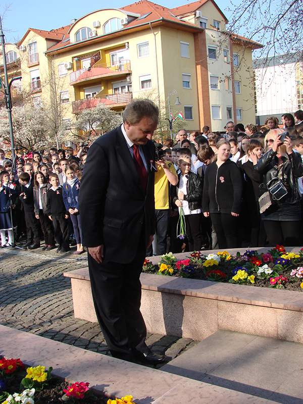 Hiller István a Kormányváltók képviselőjelöltje is elhelyezte az emlékezés virágait a Kossuth szobor előtt.