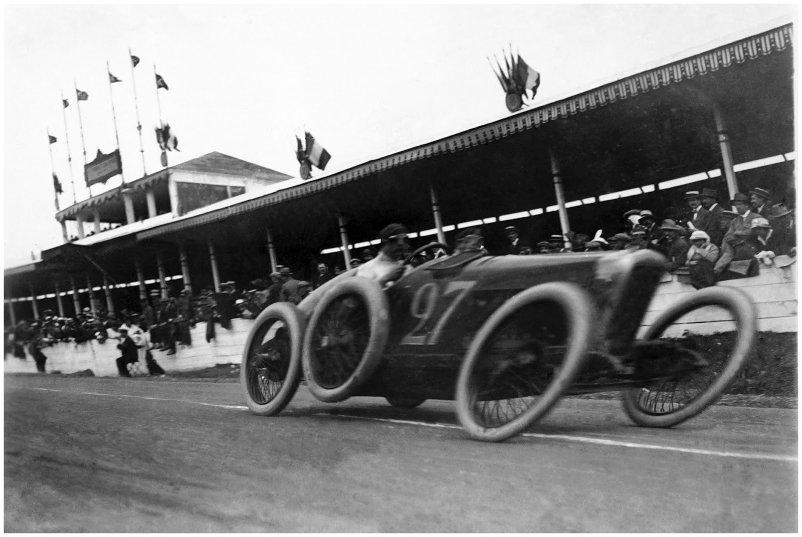 Grand Prix de l’Automobile Club de France Prix in 1914. A Fiat in the foreground.jpg