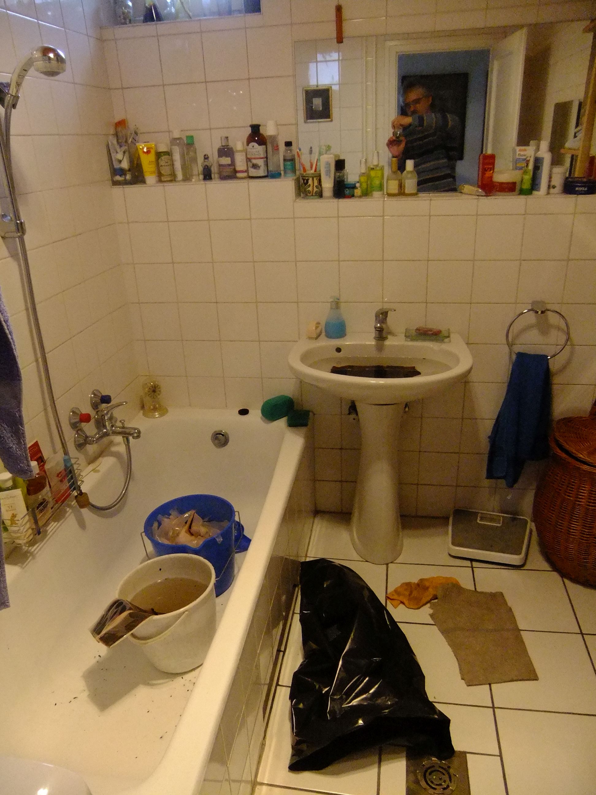 20150314_083_a_segelyhely_a_szemelyzettel.jpg
