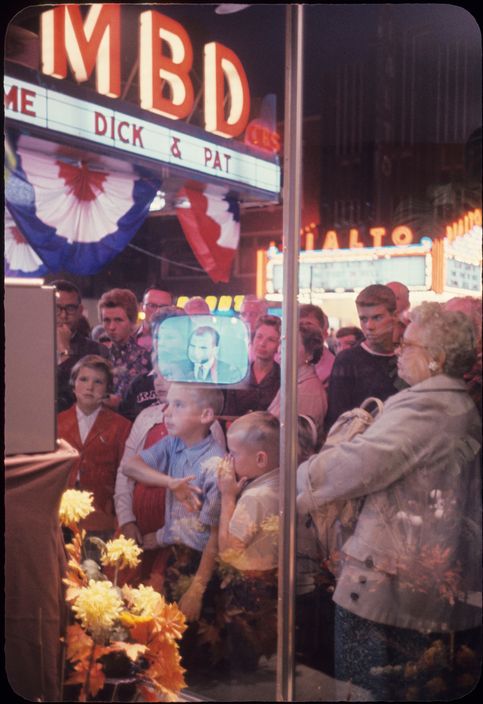 USA. Peoria, Illinois. September 14, 1960. People watch Republican presidential candidate Richard Nixon on.jpg