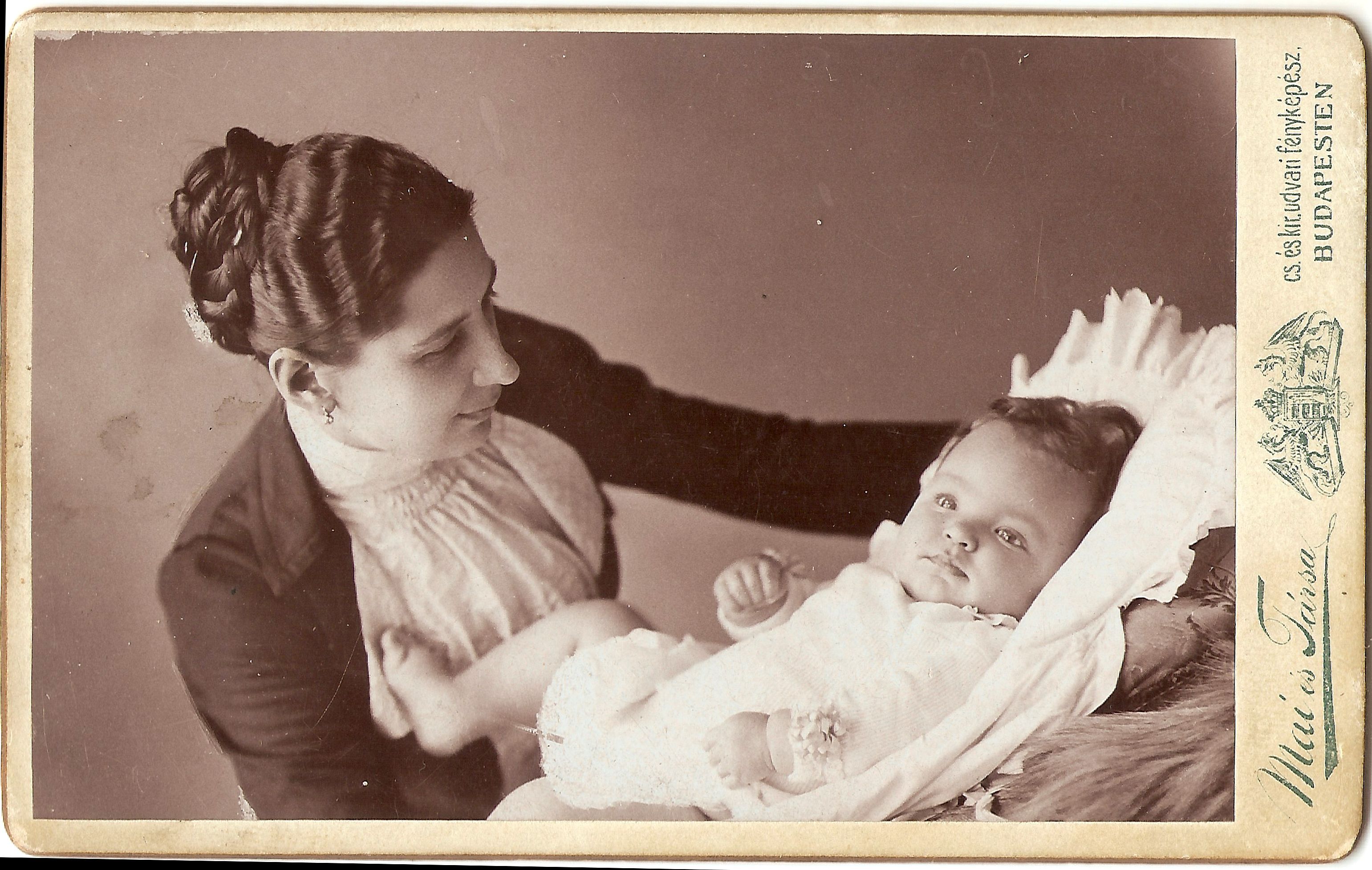 anya_es_gyermeke_hilda_1902_celloidin_vizitk_kincses_k_tul.jpg