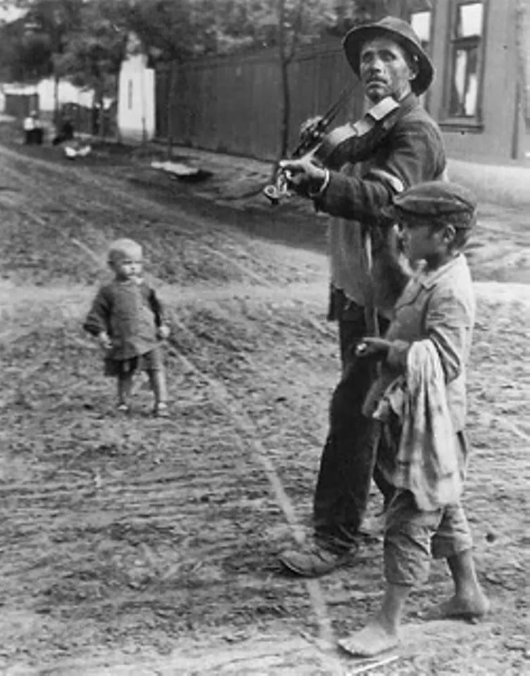 kertesz_1921.jpg