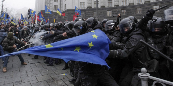 Ukrajna_Kijev_rohamrendorok_tuntetok_EU-zaszlo.png