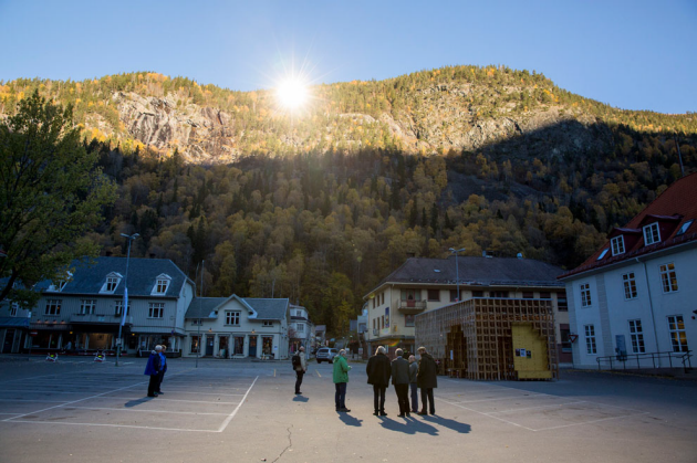 Egy olasz és egy norvég kisvárosban lehozzák a napot a hegyről - The Mirror Project