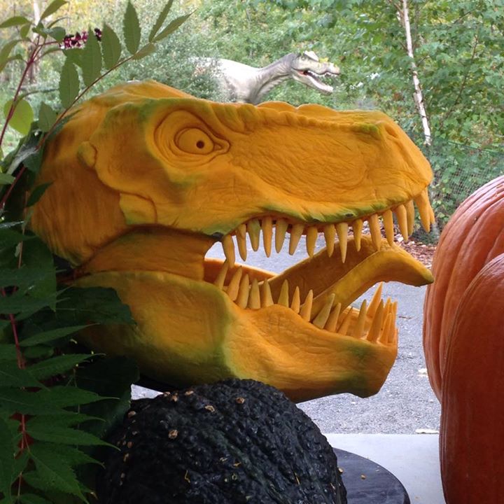 Tökös T-Rex szobor Halloweenra