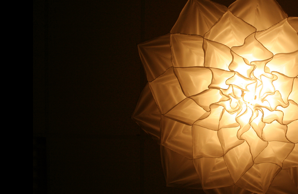 A világ leggyönyörűbb művirág-lámpái a plafonról nyílnak