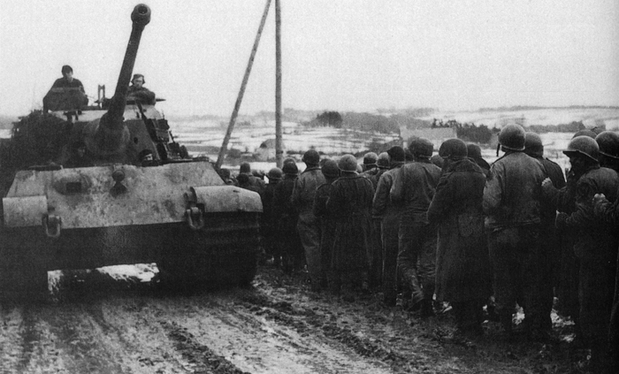 king tiger & us pows ardennes dec  1944.jpg